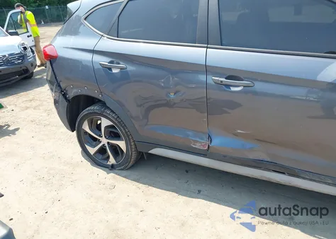 2017 Hyundai Tucson Value z USA, uszkodzony, nr VIN KM8J33A28HU559308